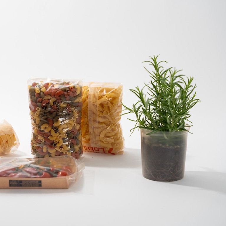 Pasta in seaweed based packaging