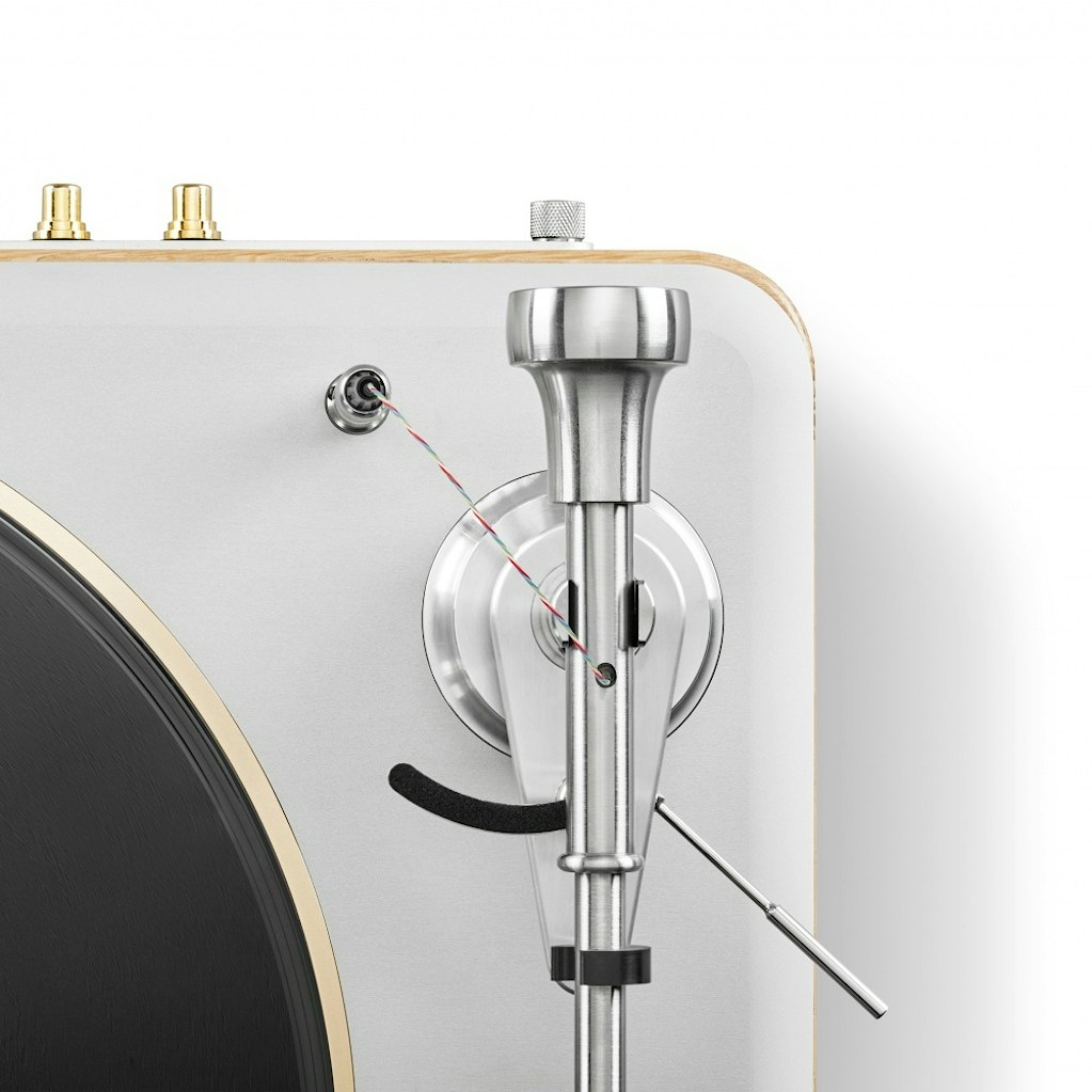 Shinola Runwell Turntable detail